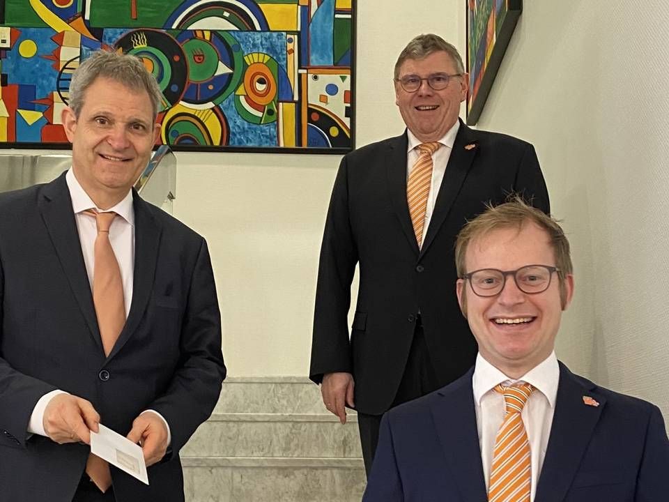 Vorstandsmitglieder der Volksbank Kamen-Werne: Jürgen Eilert (links) sowie Vorstandsmitglieder Ralf Schotte (hinten rechts) und Mike Pieper Kreimer (vorne) | Foto: Volksbank Kamen-Werne/ Philipp Gärtner