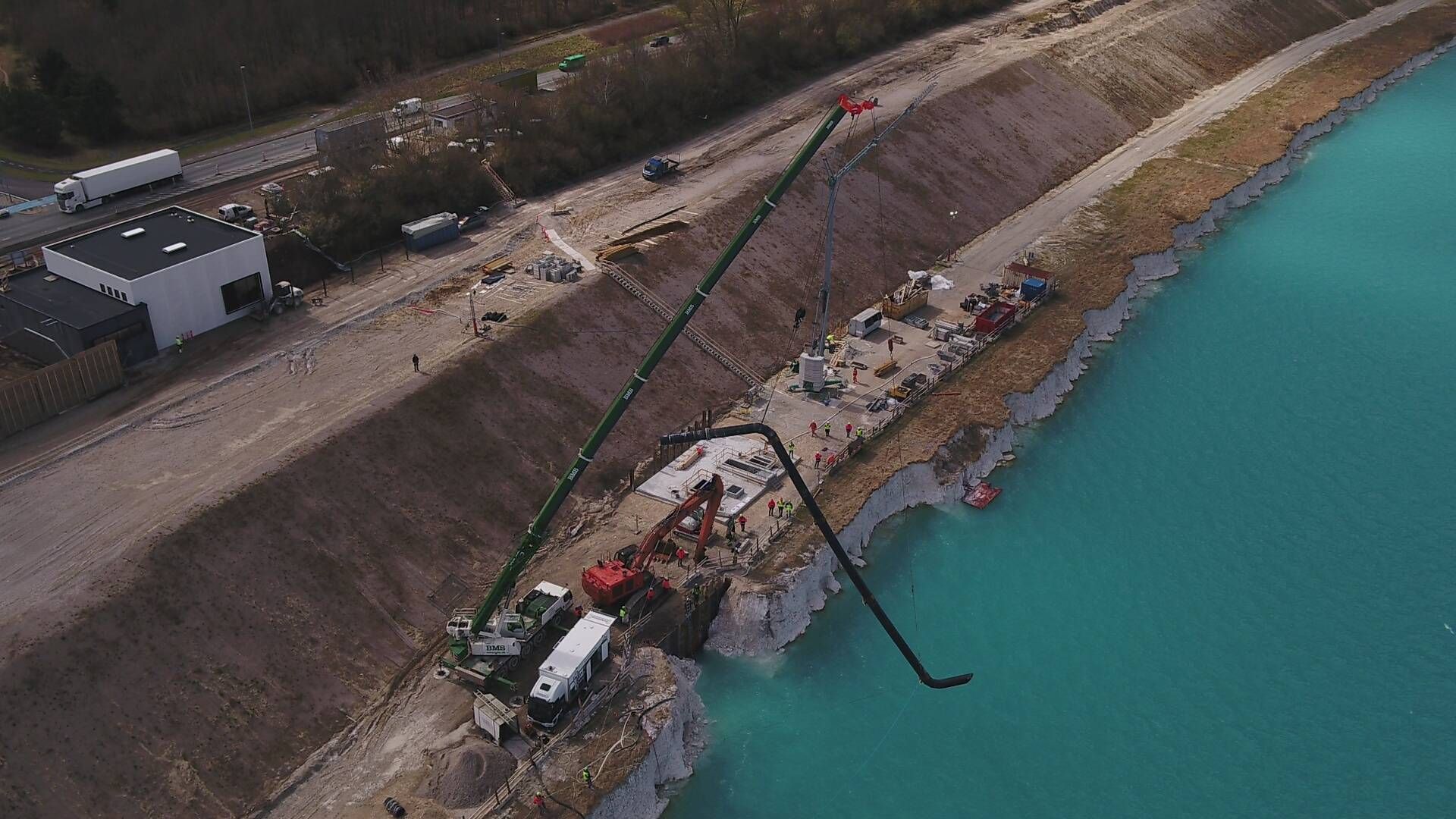 Sugerøret sænkes ned i kridtsøen. | Foto: PR / Aalborg Forsyning
