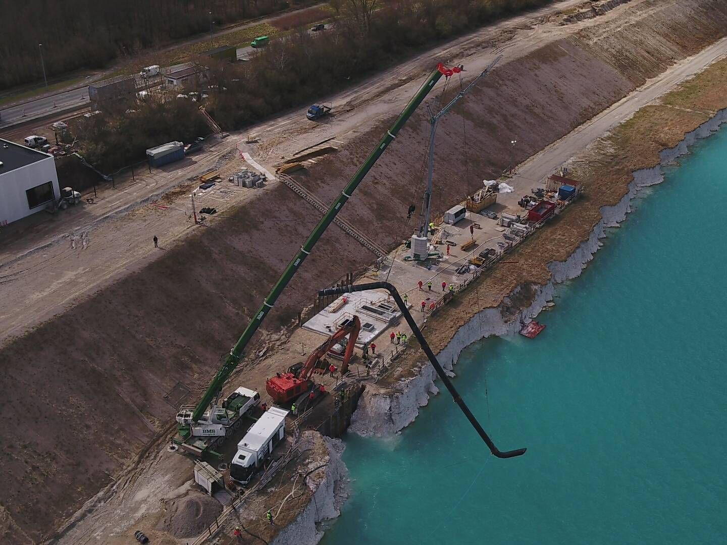 Sugerøret sænkes ned i kridtsøen. | Foto: PR / Aalborg Forsyning