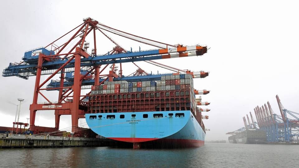 En gang næste år kan Maersk miste rollen som verdens største containerrederi. Her ses "Evelyn Maersk" i containerhavnen i Hamborg. | Foto: FABIAN BIMMER/REUTERS / X02840