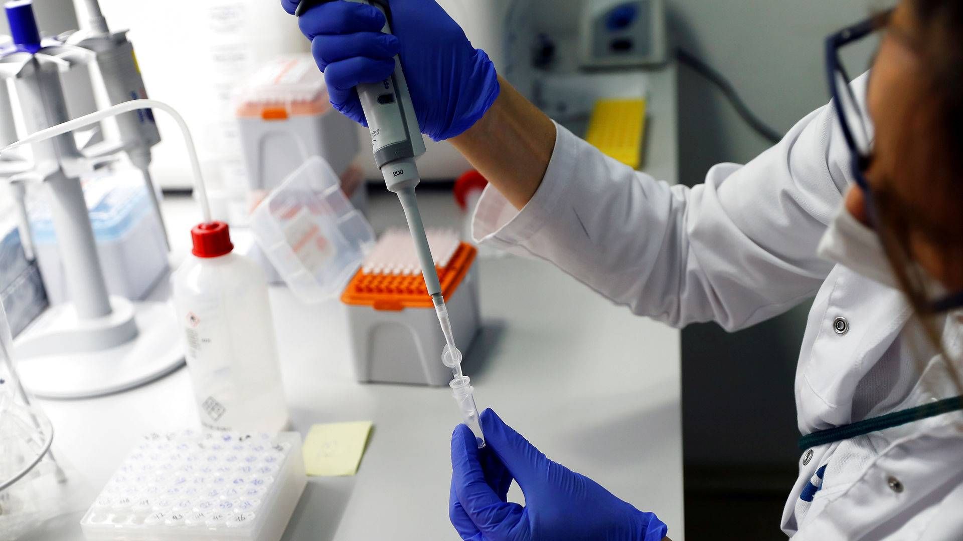 Ramcon fra Birkerød leverer laboratorieudstyr til behandling af pcr-test, og det har sendt overskuddet i vejret med raketfart | Foto: Leonhard Foeger/Reuters/Ritzau Scanpix