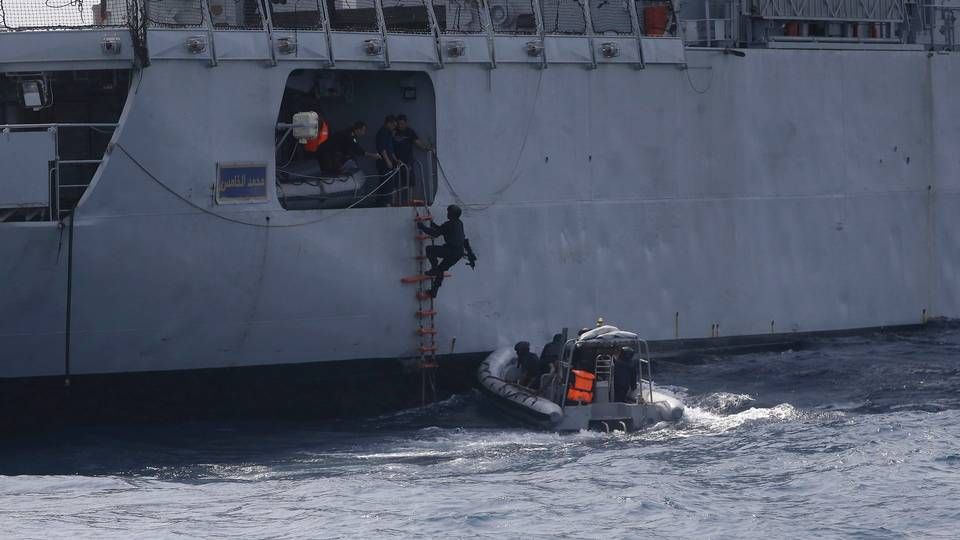 Nigeria Naval Special Forces går ombord på et skib under en pirat-øvelse i Guineabugten. | Foto: Sunday Alamba/AP/Ritzau Scanpix