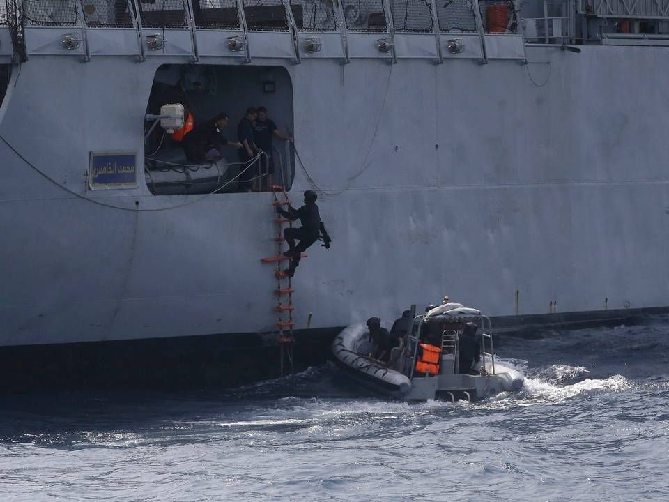 Nigeria Naval Special Forces går ombord på et skib under en pirat-øvelse i Guineabugten. | Foto: Sunday Alamba/AP/Ritzau Scanpix