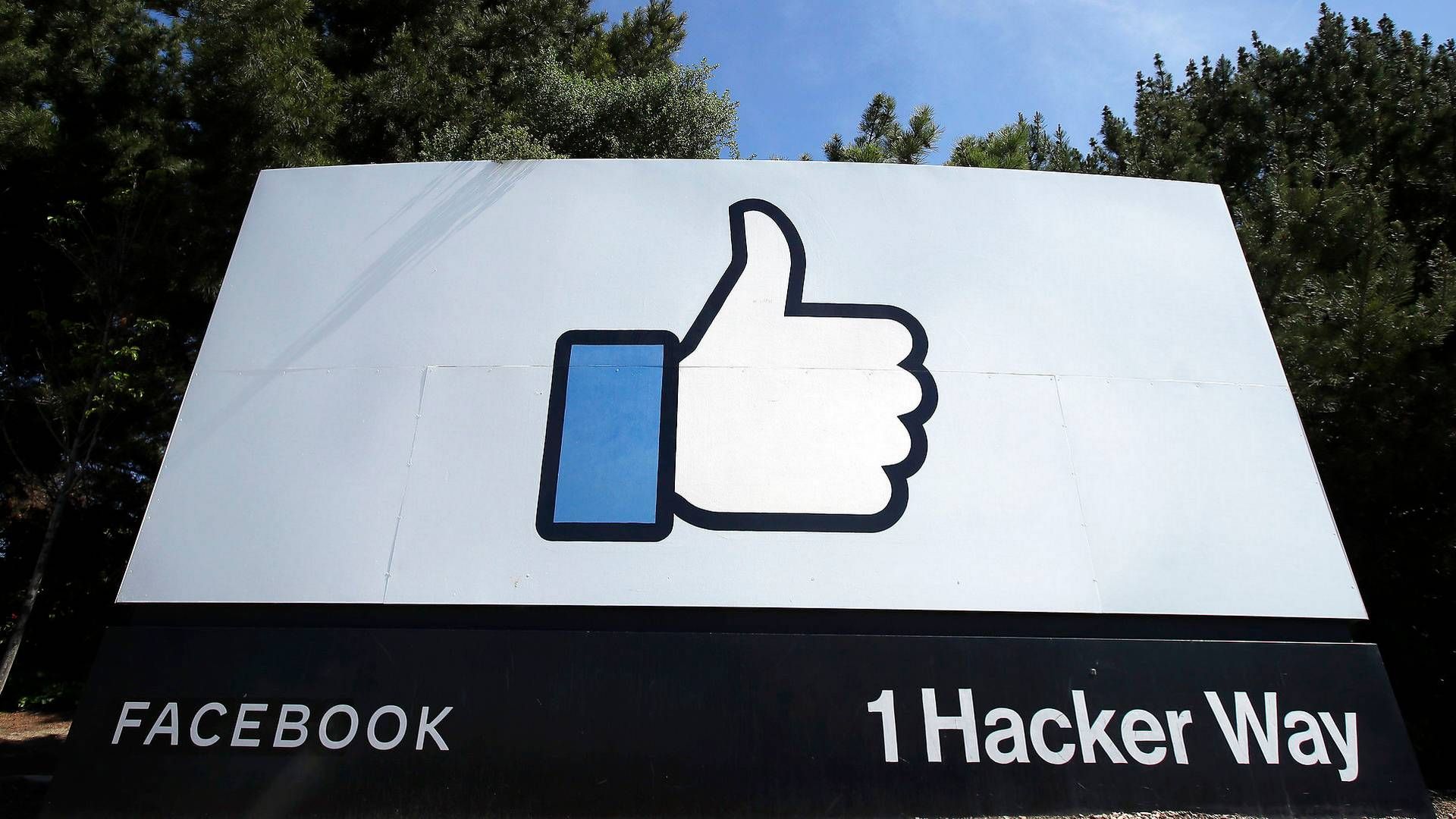 Facebooks skilt ved hovedkvarteret i Menlo Park i Californien. | Foto: Jeff Chiu/AP/Ritzau Scanpix