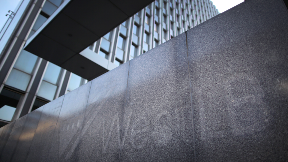 Der verblasste Schriftzug der ehemaligen Landesbank WestLB | Foto: picture alliance / dpa | Martin Gerten