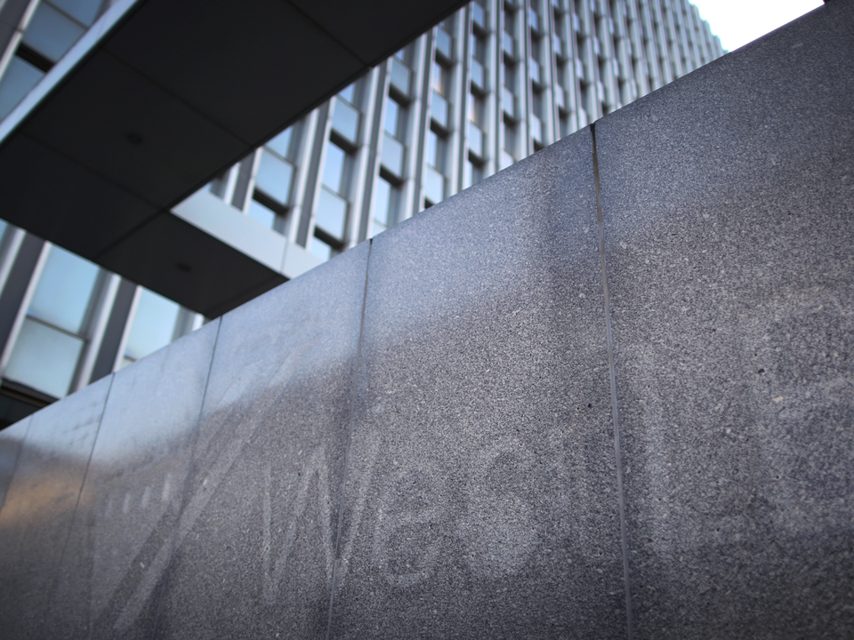 Der verblasste Schriftzug der ehemaligen Landesbank WestLB | Foto: picture alliance / dpa | Martin Gerten