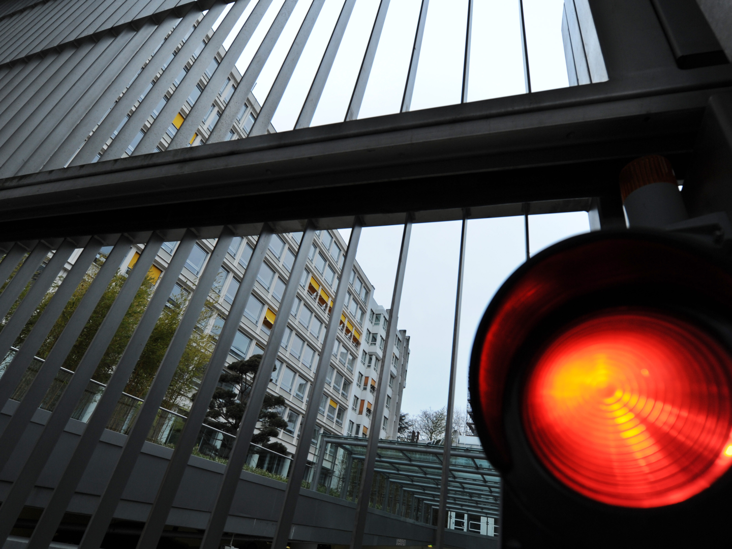 Eine rote Ampel leuchtet an der Zentrale des Immobilienfinanzierers Aareal in Wiesbaden. | Foto: picture-alliance/ dpa | Boris Roessler