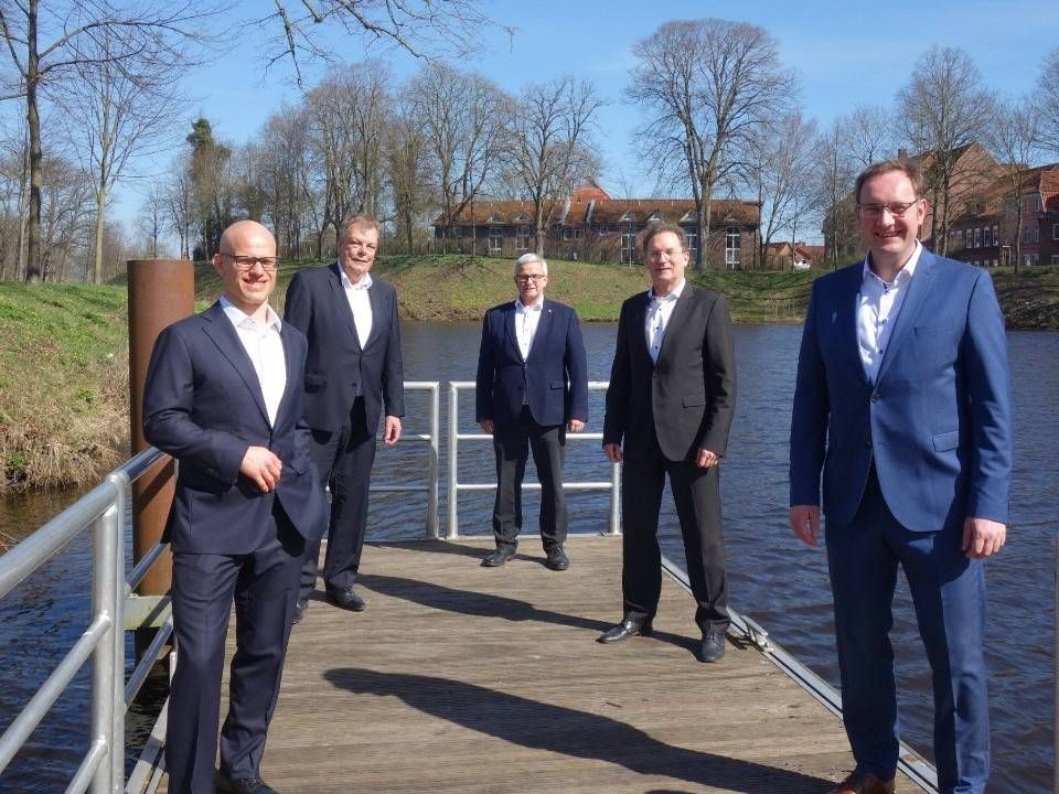 Berend Bohlen (links) und Matthias Lühmann (rechts) rücken bei der Kreissparkasse Stade in die erste Reihe. Hinten im Bild (von links): Michael Carstens, der bis Februar Vorstandsmitglied war, Landrat Michael Roesberg und Noch-Vorstandschef Ralf Achim Rotsch | Foto: Kreissparkasse Stade