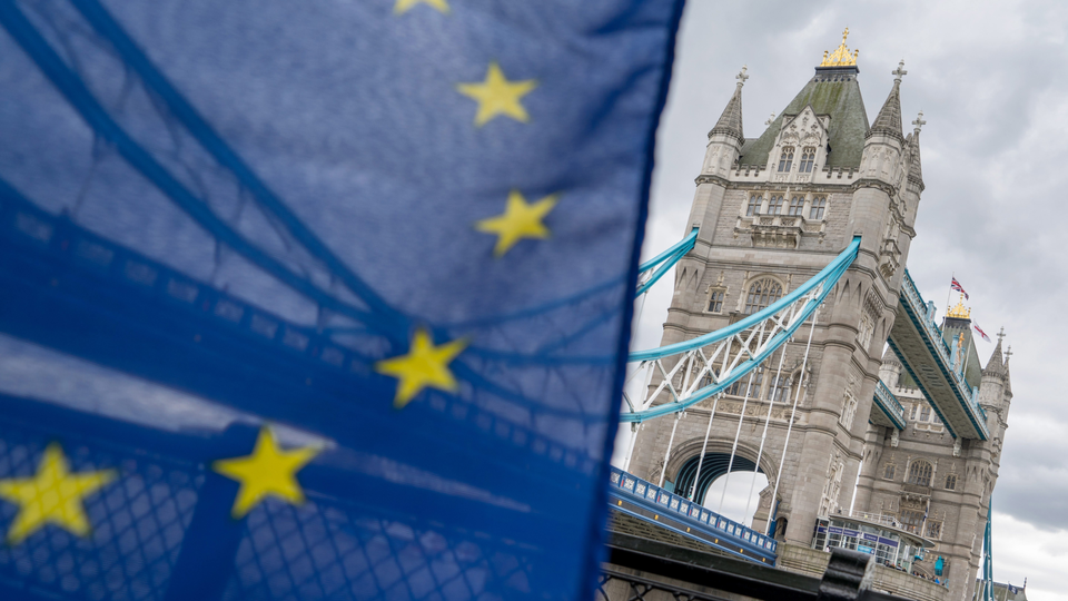 London: EU-Flagge vor Tower Bridge | Foto: picture alliance / Daniel Kalker