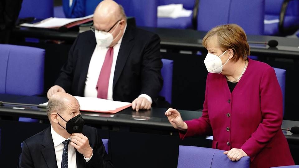 Bundeswirtschaftsminister Peter Altmaier (hinten), Bundesfinanzminister Olaf Scholz (vorne links) und Bundeskanzlerin Angela Merkel | Foto: picture alliance/dpa | Kay Nietfeld