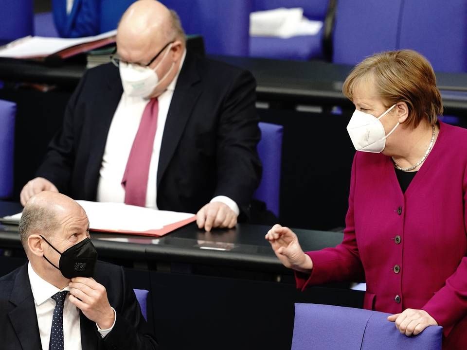 Bundeswirtschaftsminister Peter Altmaier (hinten), Bundesfinanzminister Olaf Scholz (vorne links) und Bundeskanzlerin Angela Merkel | Foto: picture alliance/dpa | Kay Nietfeld
