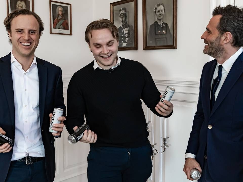 Medstifter og direktør i Bold Drinks, Lasse Søkilde (midten), sammen med investorerne Christian Arnstedt (tv.) og Jesper Buch | Foto: Bold Drinks / PR