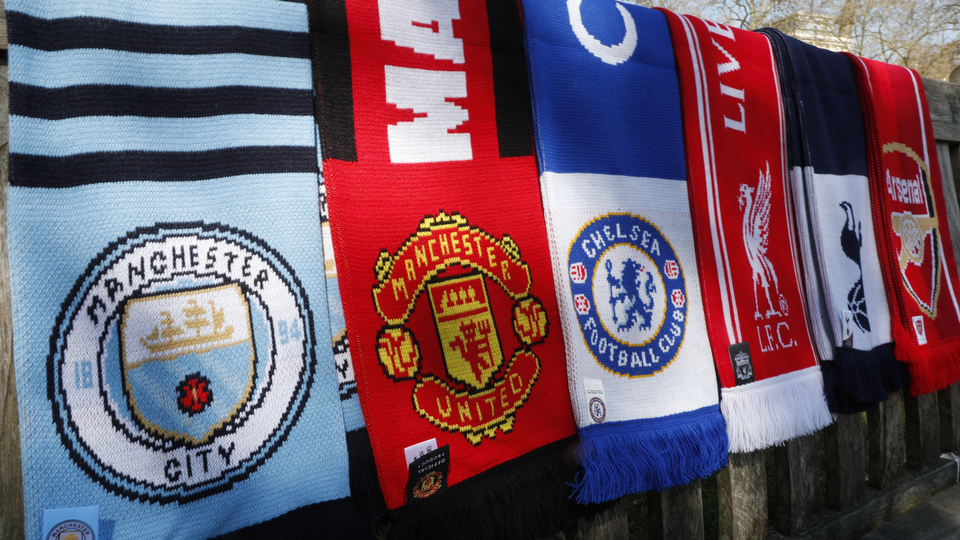 Eine Auswahl von Schals der englischen Fußball-Premier-League-Mannschaften, die Teil einer europäischen Superliga sein sollen. | Foto: picture alliance / ASSOCIATED PRESS | Alastair Grant