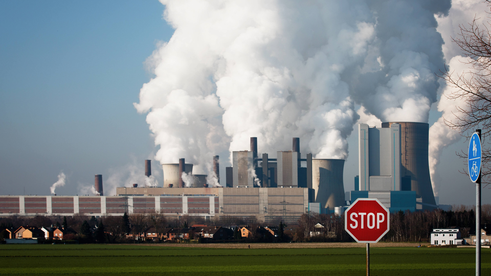 Veraltetes Kohlekraftwerk Niederaußem mit Stoppschild (Symbolbild) | Foto: picture alliance | Martin Schroeder
