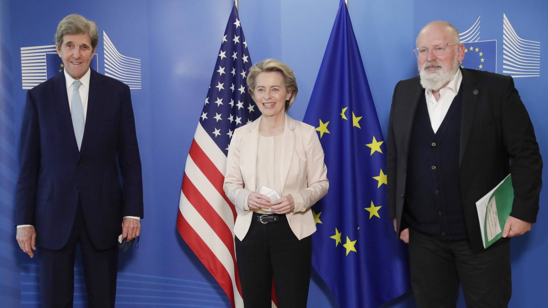 Fra venstre: USAs spesialutsending for klima John Kerry, EU-kommisjonens leder Ursula von der Leyen og EU-kommisær for klimaspørsmål Frans Timmermans. EU Parlamentet har nå godkjent de nye klimamålene og klimaloven for EU. | Foto: NTB/AP/Olivier Hoslet