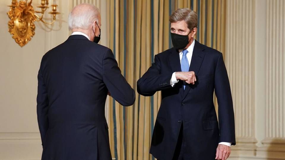 Her ses USA præsident Joe Biden sammen med John Kerry, der er den nye administrations særlige klimaudsending. | Foto: Kevin Lamarque/Reuters/Ritzau Scanpix