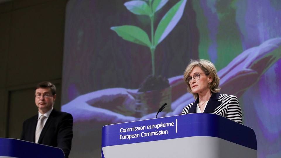 Valdis Dombrovskis, ledende næstformand for Europa-Kommissionen, og Mairead McGuinness, kommissær for finansielle tjenesteydelser, finansiel stabilitet og kapitalmarkedsunionen, præsenterede den nye taksonomi i Bruxelles onsdag. | Foto: Pool/Reuters/Ritzau Scanpix