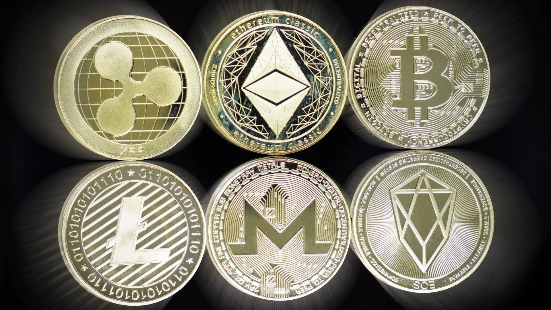 Münzen populärer Kryptowährungen wie Ripple, Bitcoin und Ethereum | Foto: picture alliance / Daniel Kalker | Daniel Kalker
