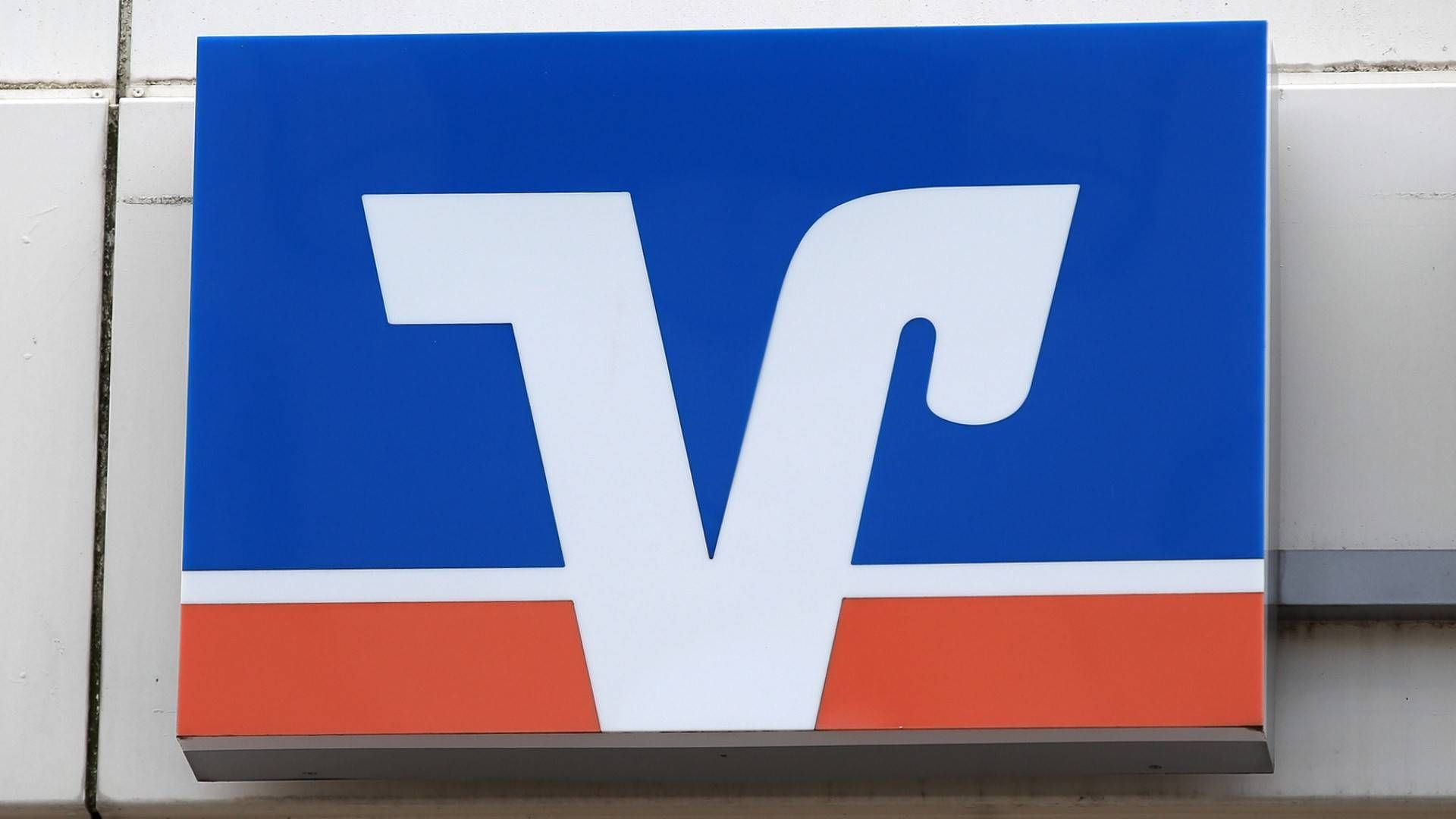 Logo der Volks- und Raiffeisenbanken an einer Hauswand | Foto: picture alliance / Eibner-Pressefoto | Fleig / Eibner-Pressefoto