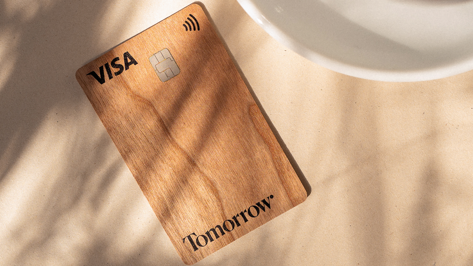Debitkarte aus Holz der Tomorrow Bank | Foto: Tomorrow Bank
