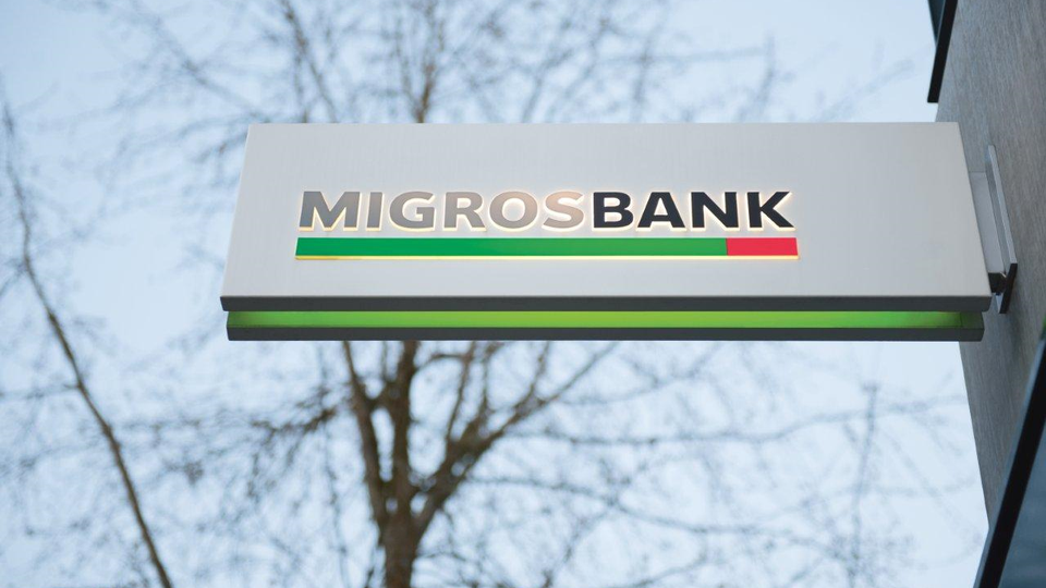 Schild an einer Migros-Filiale in der deutschsprachigen Schweiz | Foto: Migros Bank