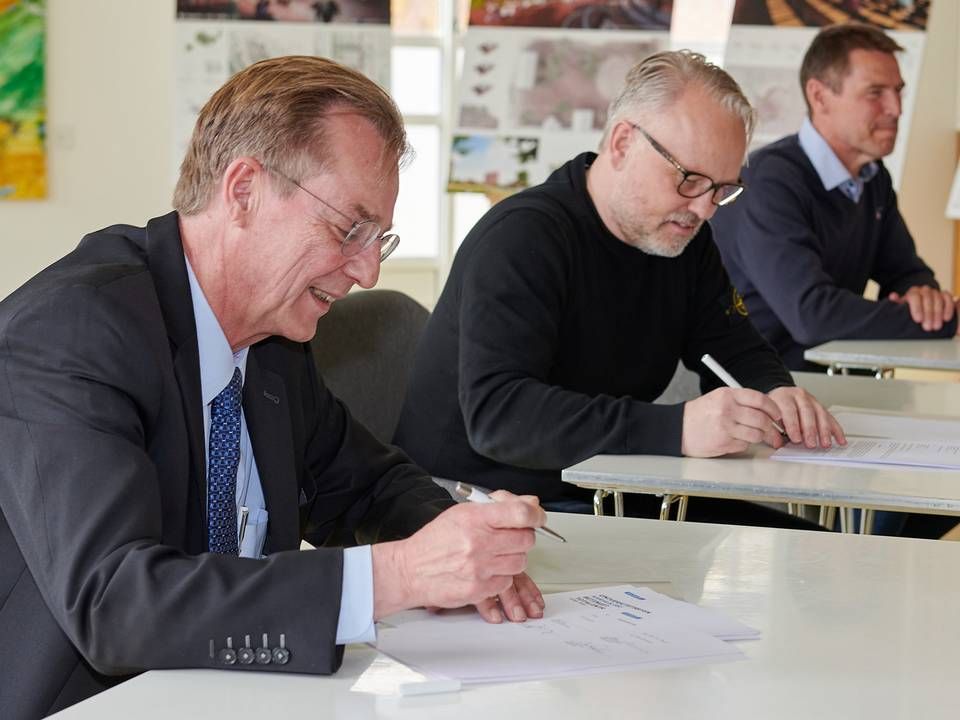 Her underskrives aftalen af Jørgen Lang, adm. direktør i Forskningsfondens Ejendomsselskab (t.v.), Jens Skinnebach, afdelingschef hos A. Enggaard (i midten) og Claus Davidsen, projektchef i A. Enggaard (t.h.). | Foto: PR