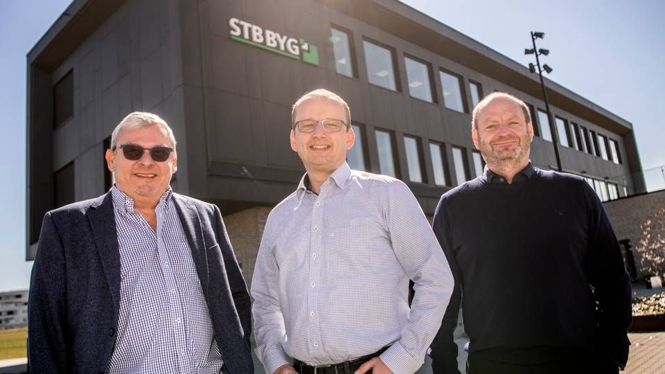Jan Boendorf Madsen (i midten) er ny adm. direktør hos STB Byg, hvor han overtager det øverste ledelsesansvar fra ejer og formand Jens Winther (til venstre). Til højre ses den anden ejer, Jan Olesen. | Foto: PR / STB Byg
