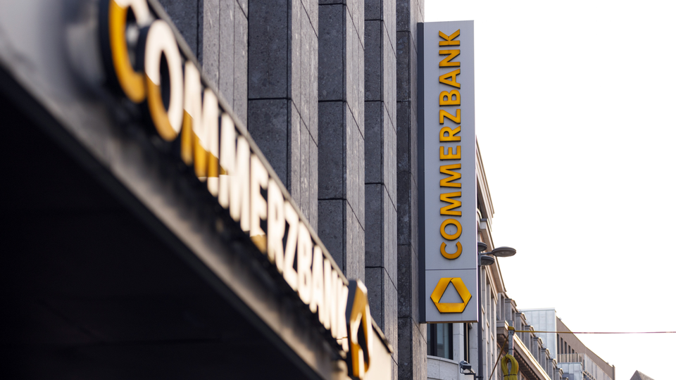 Schriftzug der Commerzbank | Foto: picture alliance / Geisler-Fotopress