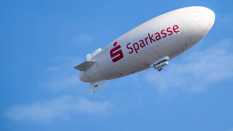 Ein Luftschiff mit Sparkassen-Logo. | Foto: picture alliance / Jochen Tack | Jochen Tack