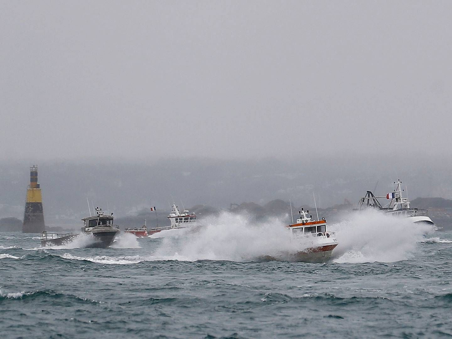 Efter at være sejlet ud tordag morgen er cirka 50 franske fiskerbåde, som har været samlet ved kanaløen Jersey for at protestere over nye regler om fiskerirettigheder i britisk farvand, igen begyndt at sejle hjem. | Foto: Sameer Al-Doumy/AFP/Ritzau Scanpix
