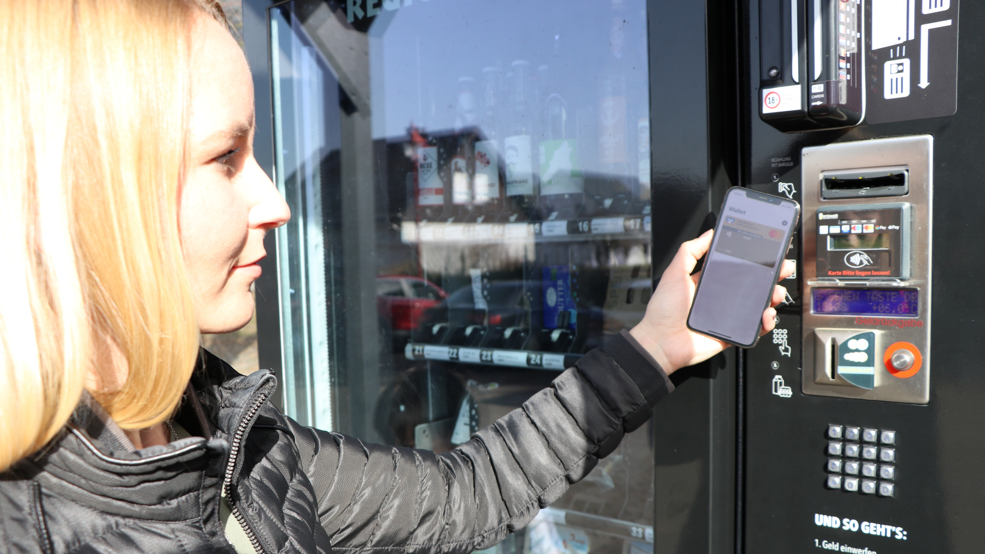 Frau bezahlt ihren Einkauf am Regioautomaten | Foto: Volksbank Mittelhessen