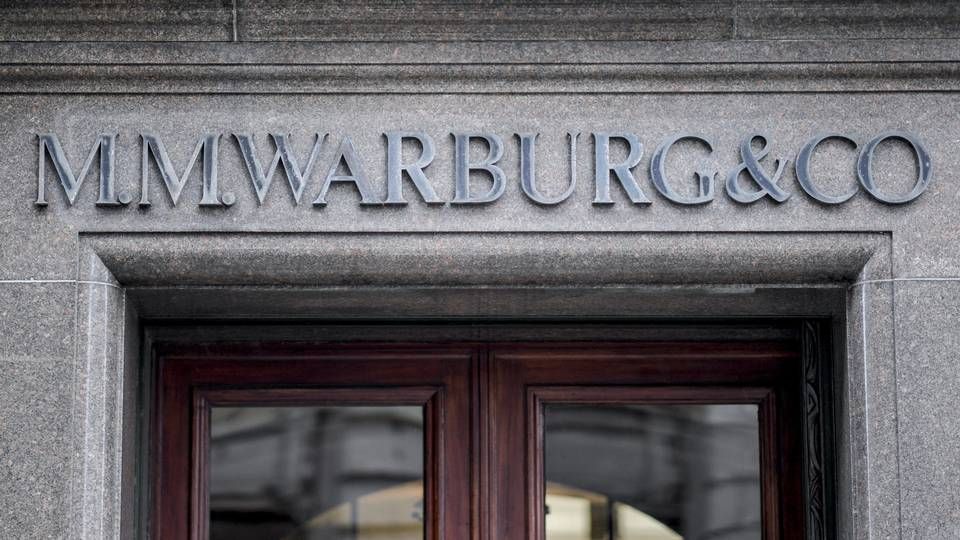 Das Logo des Bankhauses M.M.Warburg & CO über dem Haupteingang in Hamburg. | Foto: picture alliance/dpa | Axel Heimken