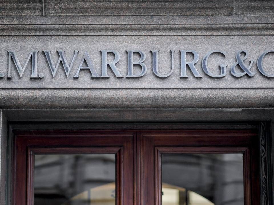 Das Logo des Bankhauses M.M.Warburg & CO über dem Haupteingang in Hamburg. | Foto: picture alliance/dpa | Axel Heimken