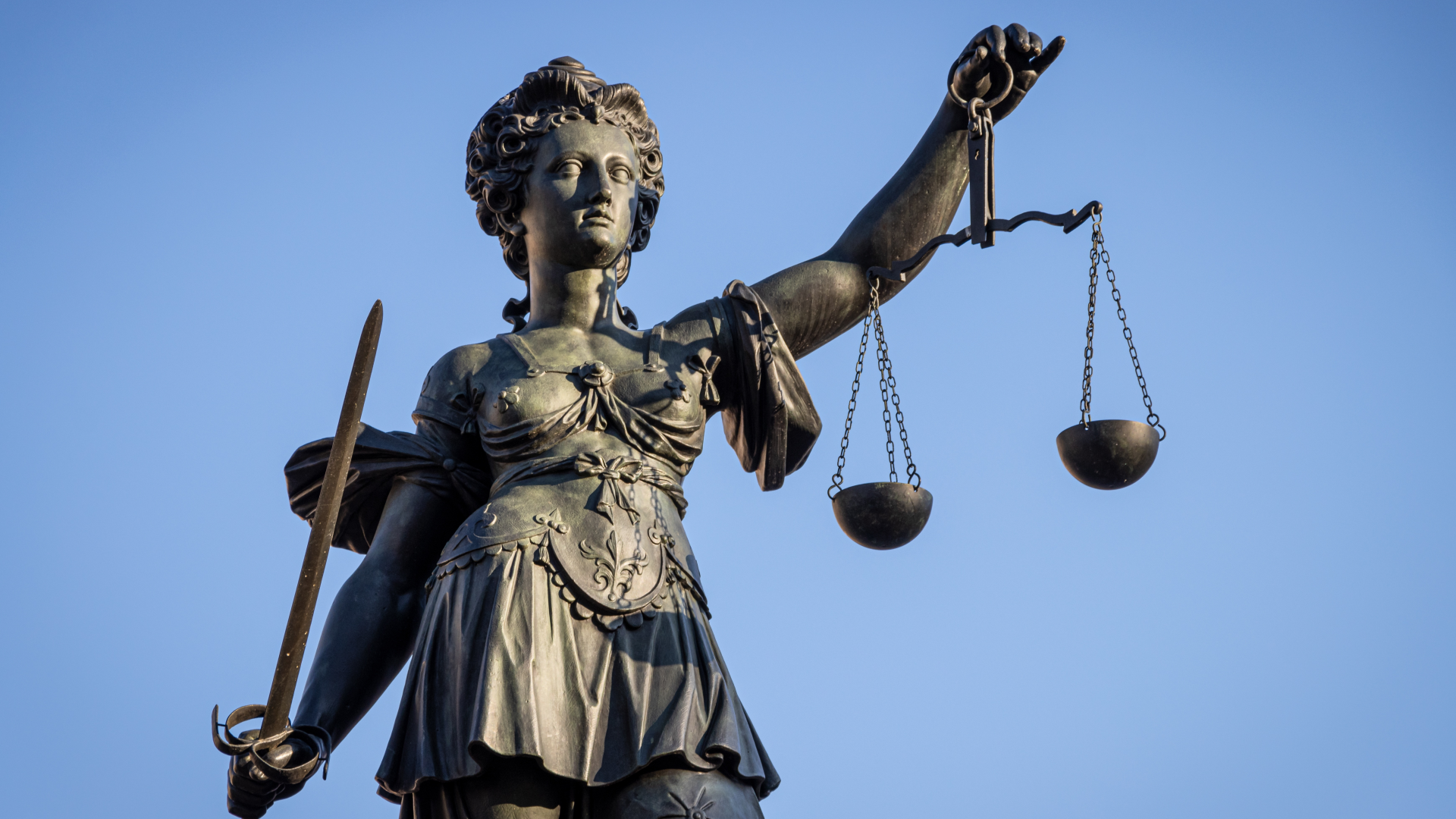 Justitia-Statue thront auf dem Gerechtigkeitsbrunnen auf dem Römerberg in Frankfurt am Main. | Foto: picture alliance / greatif | Florian Gaul