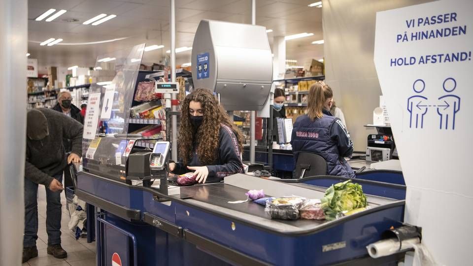 Rema 1000 har indført krav om coronapas for medarbejderne på centrallageret i Horsens, men ikke i butikkerne. | Foto: Søren Vendelbo/Ritzau Scanpix