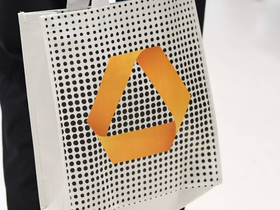 Eine Tüte mit dem (alten) Commerzbank-Logo. | Foto: picture alliance/dpa | Arne Dedert