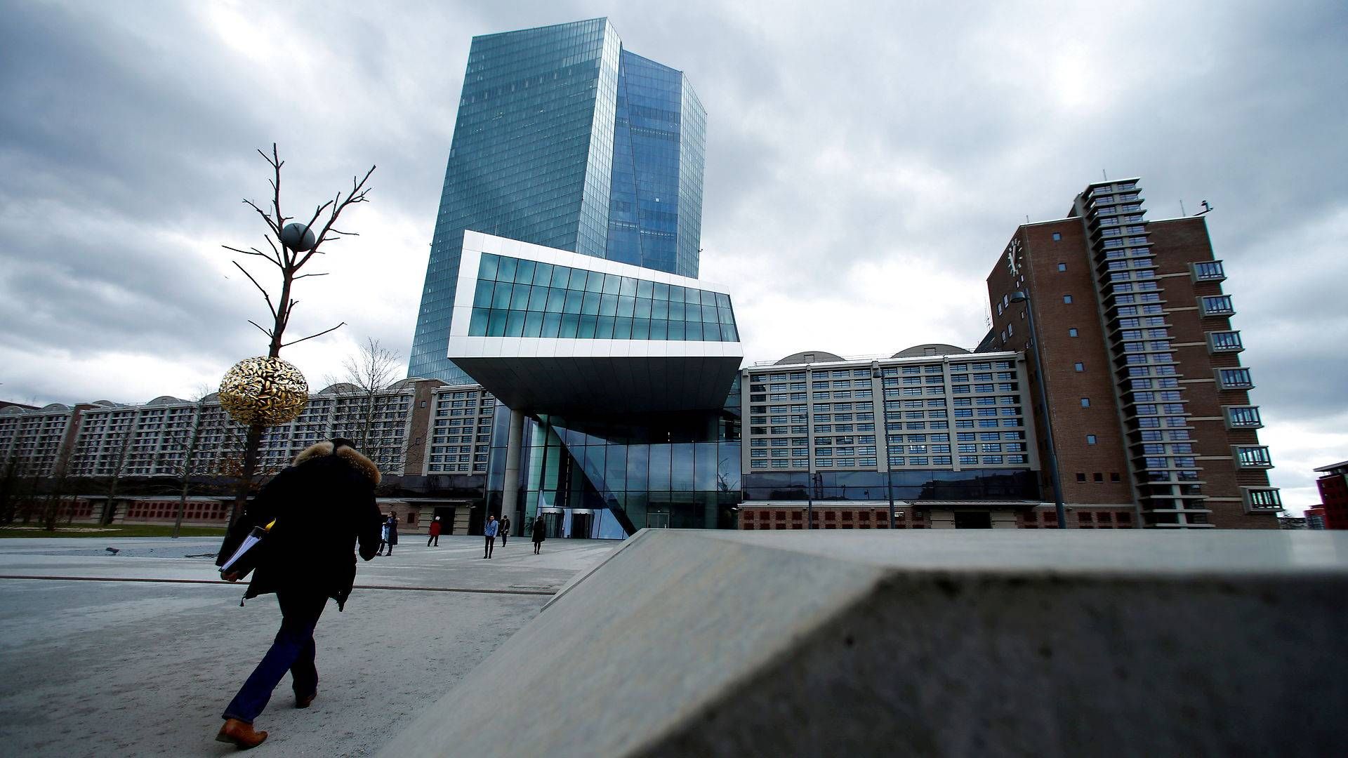 ECB i Frankfurt (billedet) gør ikke noget galt med sit opkøbsprogram af statsobligationer, vurderer den tyske forfatningsdomstol i Karlsruhe. | Foto: Ralph Orlowski/Reuters/Ritzau Scanpix