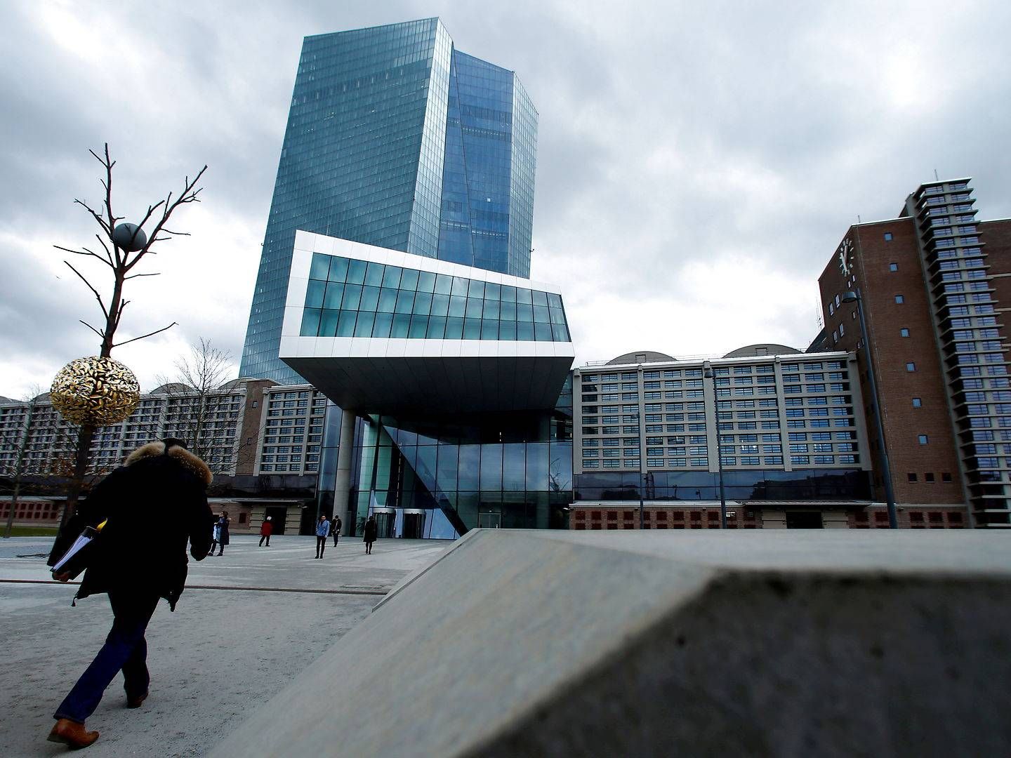 ECB i Frankfurt (billedet) gør ikke noget galt med sit opkøbsprogram af statsobligationer, vurderer den tyske forfatningsdomstol i Karlsruhe. | Foto: Ralph Orlowski/Reuters/Ritzau Scanpix