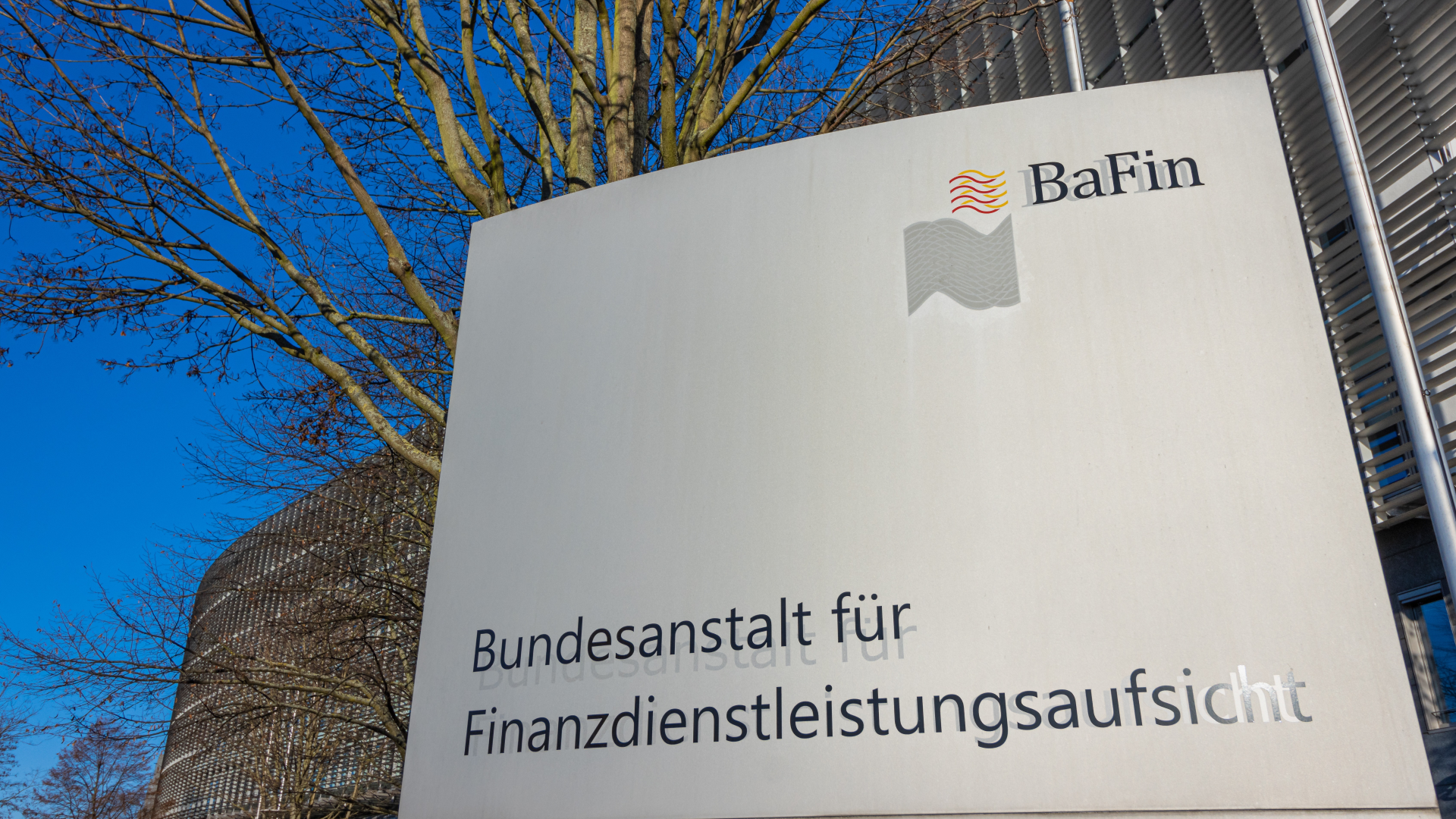 Ein Schild mit der Aufschrift BaFin steht vor der Zentrale der Bundesanstalt für Finanzdienstleistungsaufsicht in Frankfurt am Main. | Foto: picture alliance / greatif