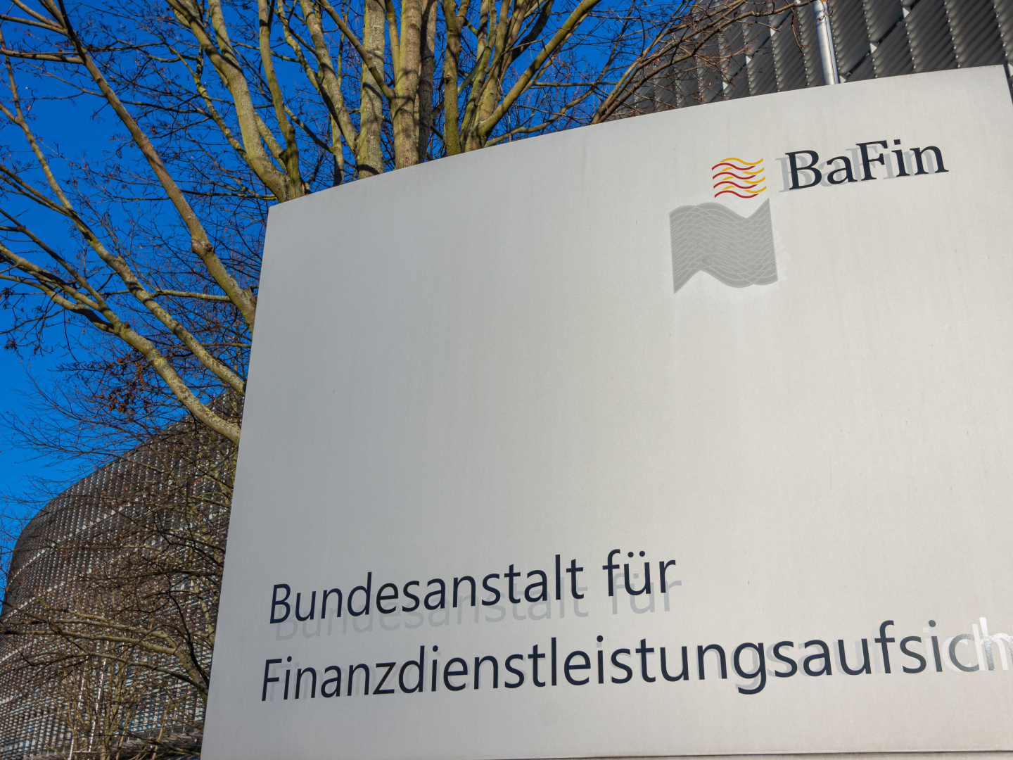 Ein Schild mit der Aufschrift BaFin steht vor der Zentrale der Bundesanstalt für Finanzdienstleistungsaufsicht in Frankfurt am Main. | Foto: picture alliance / greatif