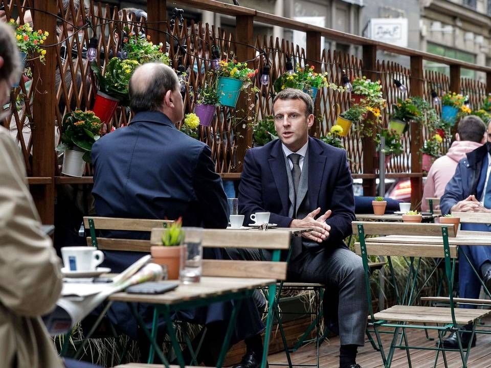 Den franske præsident Emmanuel Macron fik på dagen for genåbningen en kaffe sammen med premierminister Jean Castex. | Foto: Geoffroy Van Der Hasselt/AFP/Ritzau Scanpix