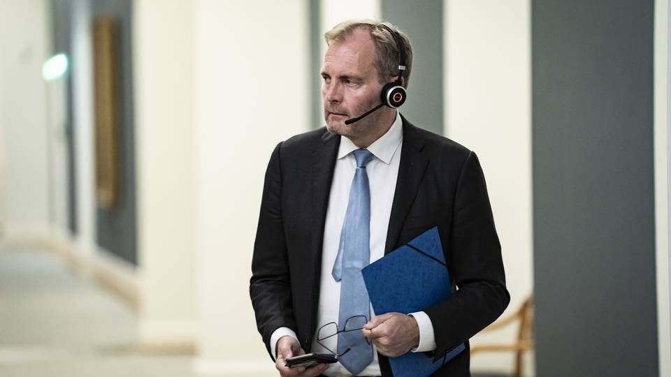 "Jeg vil spørge ministeren ind til sagen, og om regeringen i det mindste vil udfordre konventionerne og sikre, at der kommer flere dommere og et bedre retssystem," siger Peter Skaarup. | Foto: Emil Helms
