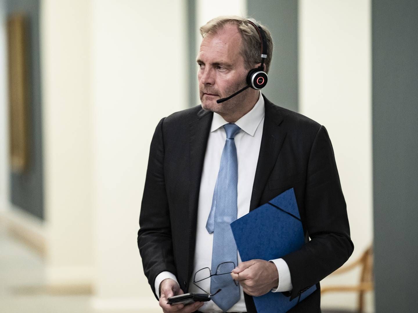 "Jeg vil spørge ministeren ind til sagen, og om regeringen i det mindste vil udfordre konventionerne og sikre, at der kommer flere dommere og et bedre retssystem," siger Peter Skaarup. | Foto: Emil Helms