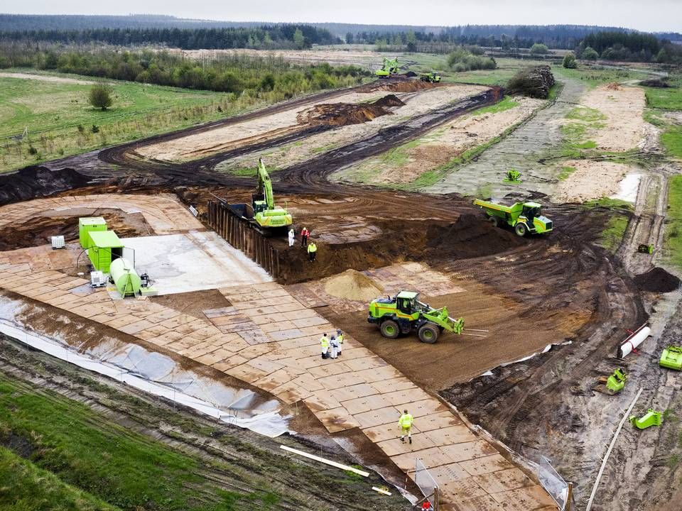 Myndighederne er begyndt at grave mink op. Her er minkgraven i Nr. Felding blevet åbnet. | Foto: Casper Dalhoff/IND