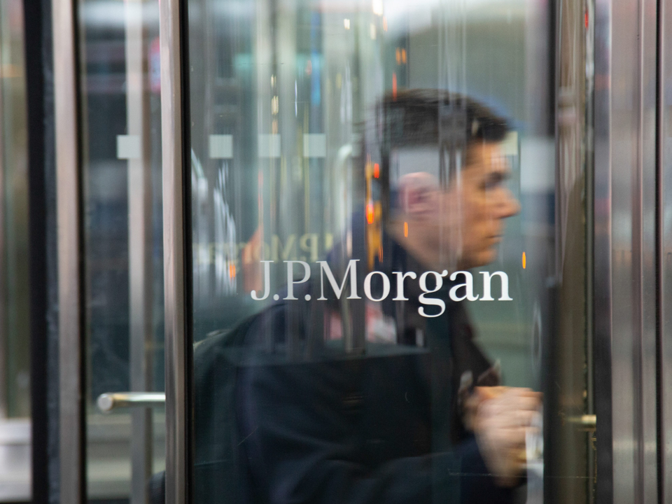 Das J.P. Morgan-Logoschild am Eingang eines gläsernen Bürogebäudes in Midtown Manhattan. | Foto: picture alliance / NurPhoto