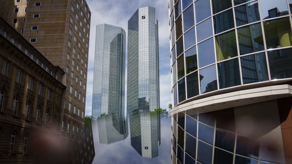 Die Doppeltürme der Zentrale der Deutschen Bank spiegeln sich im Bildschirm eines Smartphones. | Foto: picture alliance/dpa | Frank Rumpenhorst