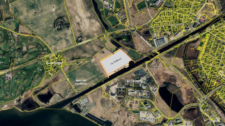 Med grå markering ses området ved Stenbæksholm, der skal huse Næstved Erhvervshavn i fremtiden. Oppe til højre i billedet ses udkanten af Næstved markeret med gult. | Foto: Næstved Kommune