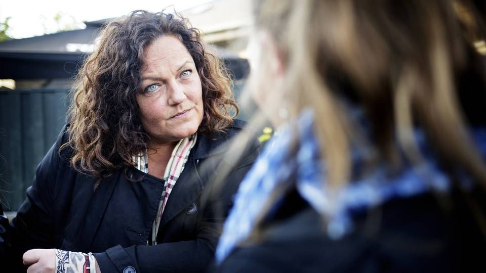 Nanna W. Gotfredsen driver Gadejuristen, der hjælper socialt udsatte med retshjælp. Her snakker hun i 2015 med en kvinde, der blandt andet skal have hjælp til at anmelde en voldtægt. | Foto: Lasse Kofod