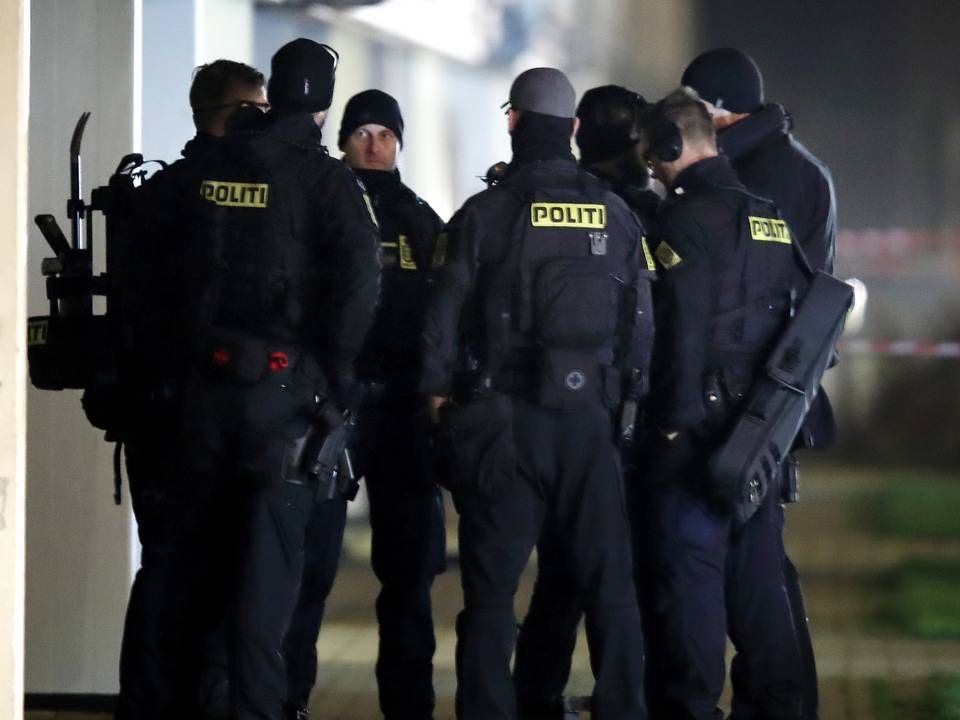 Den store antiterroraktion i december 2019 omfattede syv af landets politikredse. Her er det en politiaktion i Gersagerparken i Greve. Nu er to tiltalt for at ville udføre et terrorangreb med våben. | Foto: Jens Dresling