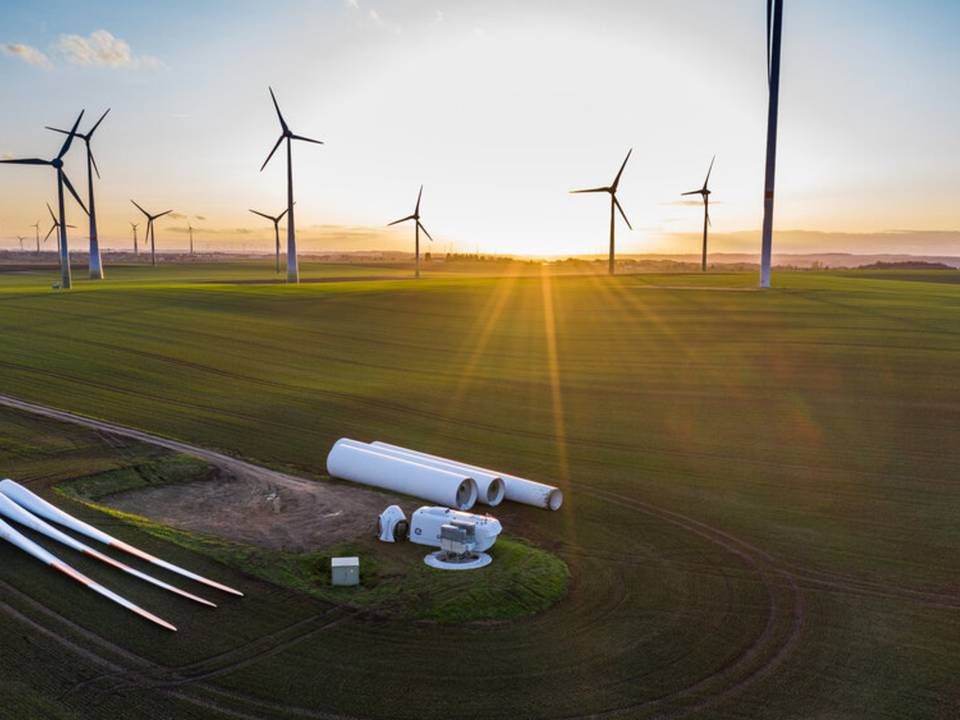 Repairing wind turbine components made of cast iron currently requires wither partial or compete disassembly. Illustration shows an turbine under installation. | Photo: European Energy